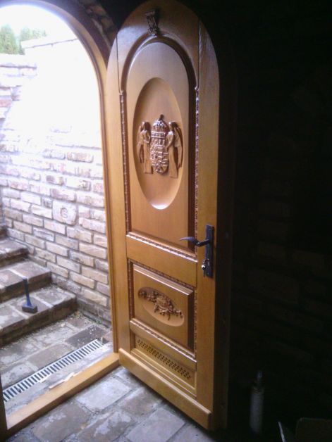 Gépi faragott pinceajtó 3_curved_wine_cellar_door_1.jpg