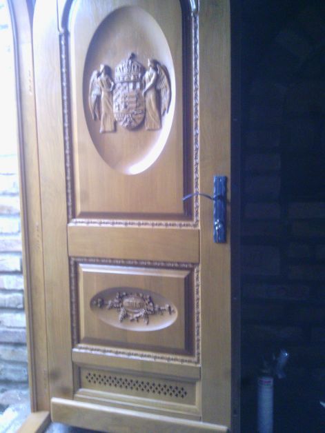 Gépi faragott pinceajtó 4_curved_wine_cellar_door_2.jpg