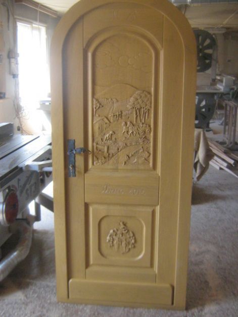 Faragott pinceajtó 6_curved_wine_cellar_door.jpg